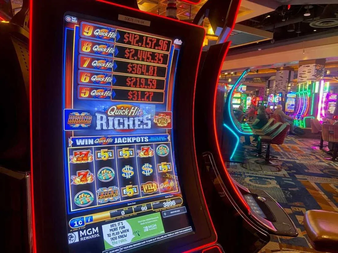 Mesa de casino y fichas